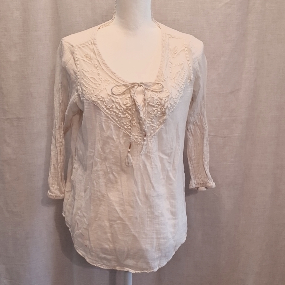 MAURICES M white Boho top, gauze feel, front tie, emblished bodice, GUC, tassel
